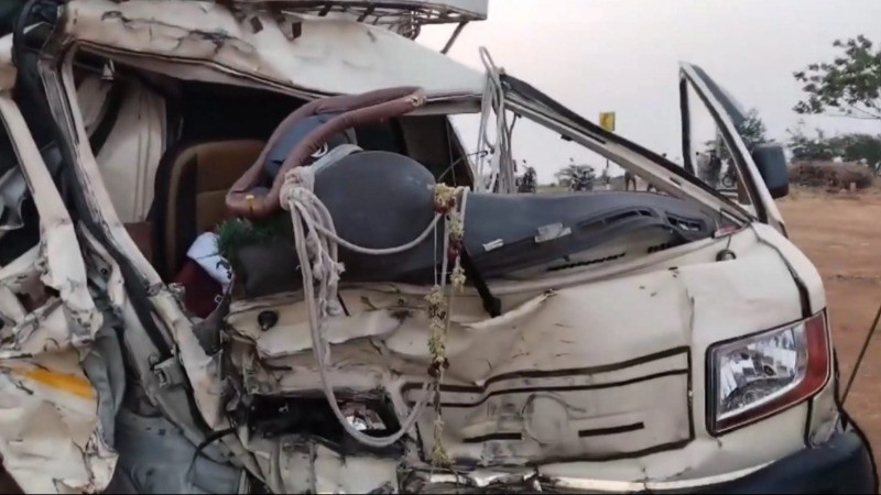 श्रद्धालुओं से भरी बोलेरो और रेडी-मिक्स लॉरी में हुई टक्कर, 8 लोगों की मौत, 10-12 लोग हुए घायल