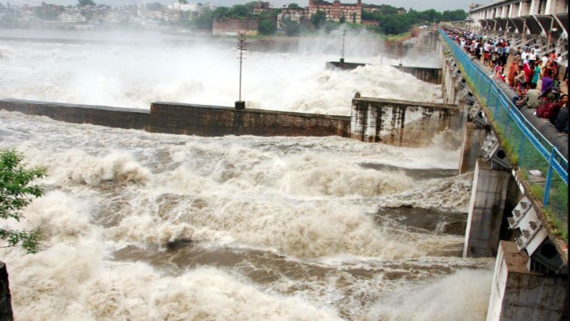 उफान पर चंबल नदी, राजस्थान के कई इलाको में बाढ़ जैसे हालात, पानी के बहाव में बहा ट्रक