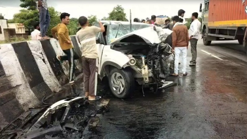 झांसी में डिवाइडर से कार टकराने के बाद अतीक अहमद के बेटे आबान अहमद की मौत