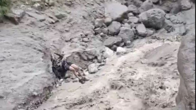 उत्तराखंड के बाद हिमाचल में फटा बादल, 500 से अधिक सड़कें बंद