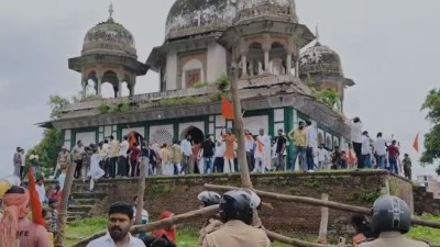 फतेहपुर में समद मकबरे को लेकर बढ़ा विवाद, पूजा करने पहुंचे हिंदू संगठन ने गुस्से में की तोड़फोड़