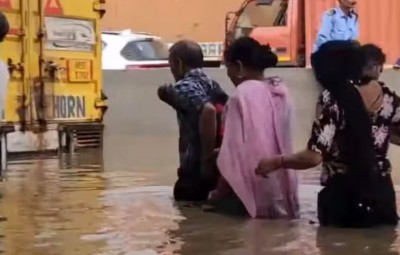 शनिवार सुबह हुई बारिश से फिर पानी-पानी हुई दिल्ली, सड़कें बनी तलाब, वायरल हो रहे Video
