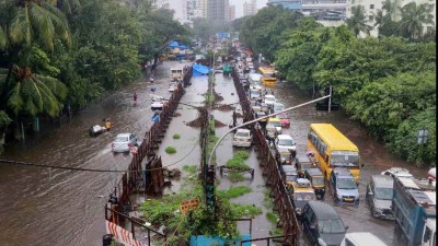 मुंबई में भारी बारिश से जनजीवन अस्त व्यस्त, जलमग्न हुई सड़कें