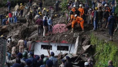 उत्तराखंड में भूस्खलन से 4 की मौत, स्कूल बंद, हिमाचल में आज भारी बारिश