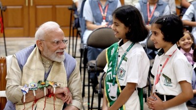 राखियों से सजी नेताओं की कलाई, प्रधानमंत्री नरेंद्र मोदी से शुभेंदु अधिकारी तक दिखा रक्षाबंधन का खास रंग
