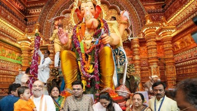 गृह मंत्री अमित शाह ने परिवार संग किए लालबागचा राजा के दर्शन