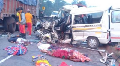 ओडिशा में दर्दनाक हादसा, खड़े ट्रक में जा घुसी तेज रफ़्तार वैन, 8 लोगों की दुखद मौत; 7 गंभीर