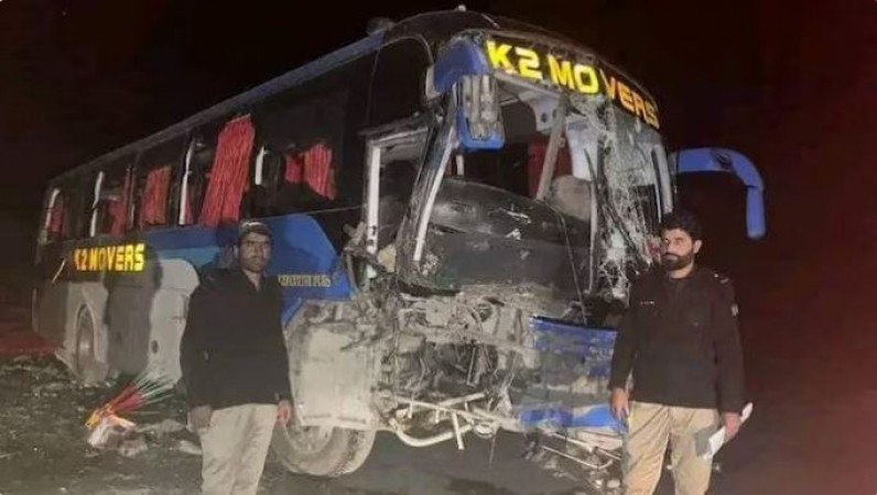 PoK में यात्री बस पर अज्ञात हमलावरों ने की अंधाधुंध गोलीबारी, 9 लोगों की मौत, 26 घायल
