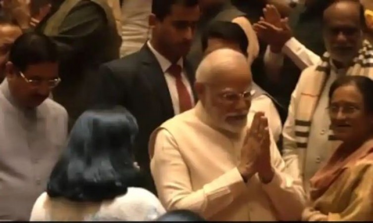 संसदीय दल की बैठक में प्रधानमंत्री मोदी का भव्य स्वागत, सांसदों ने दी 3 राज्यों में मिली जीत की बधाई
