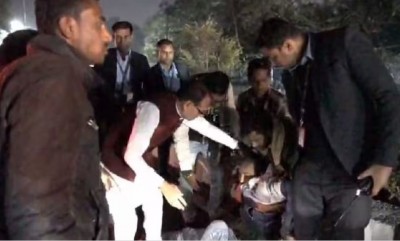 शिवराज सिंह चौहान ने बीच में काफिला रोक घायल शख्स को पहुंचाया अस्पताल, वायरल हुआ VIDEO