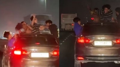 तेज रफ्तार कार की छत से निकलकर ऐसी हरकतें करने लगे लड़के, वीडियो वायरल होते ही फूटा लोगों का गुस्सा