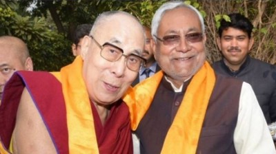 दिल्ली से बोधगया पहुंचे सीएम नितीश कुमार, धर्मगुरु दलाई लामा से की मुलाकात