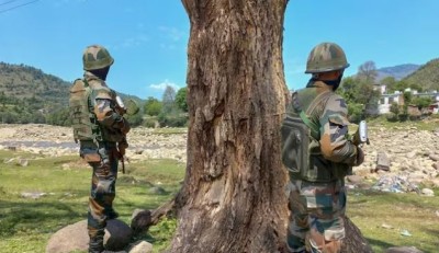 जम्मू कश्मीर में घुस रहे 4 आतंकियों पर इंडियन आर्मी ने की ताबड़तोड़ फायरिंग, एक वहीं ढेर, बाकी वापस भागे