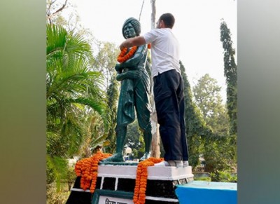 राहुल गांधी ने भगवान बिरसा मुंडा की प्रतिमा पर किया माल्यार्पण, उनकी चौथी पीढ़ी से की मुलाकात