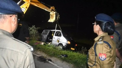 इटावा-ग्वालियर हाईवे पर भीषण टक्कर : बस-वैन हादसे में 4 लोगों की मौत, 7 घायल