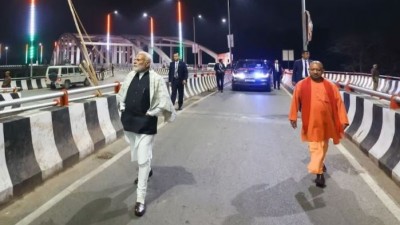 PM Modi Inspects Roads Late at Night; CM Yogi Also Appears