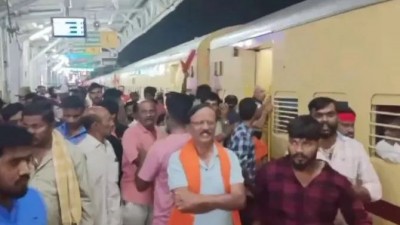 अयोध्या से आ रही ट्रेन में रामभक्तों को लड़कों ने दी जलाने की धमकी, पुलिस ने बिना कार्रवाई के किया रिहा