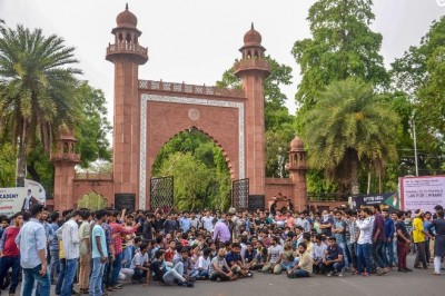 अलीगढ़ मुस्लिम विश्वविद्यालय में ISIS का अड्डा बनाने की साजिश !  फ़राज़ अहमद और अब्दुल समद मलिक गिरफ्तार