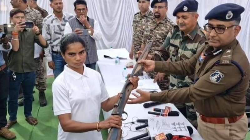 गरियाबंद में 45 लाख के 9 इनामी नक्सलियों ने किया सरेंडर, कई हथियार भी हुए बरामद