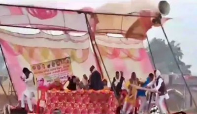 Video: राम मंदिर पर सवाल उठाते ही गिरा मंच, JDU नेता अली अनवर बोले- दाहिने पैर में बेल्ट बांधकर आए थे, अब बांया भी...