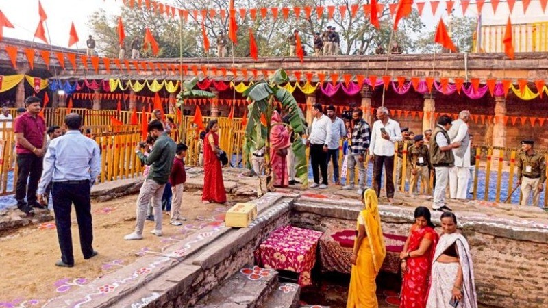 कड़ी सुरक्षा के बीच धार की भोजशाला में मनाई जा रही बसंत पंचमी