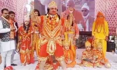 VIDEO! श्री राम के चरण स्पर्श करते ही 'हनुमान' बने शख्स को पड़ा दिल का दौरा, रामलीला के दौरान त्याग दिए प्राण