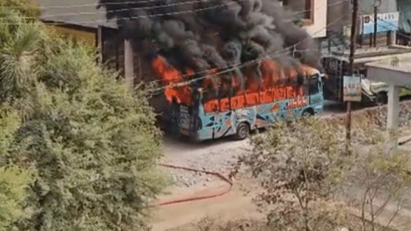 उज्जैन जिले के तराना में तनाव, हिन्दू कार्यकर्ता पर हमले के बाद भड़की हिंसा, बस में लगाई आग