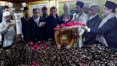 विदेश मंत्री जयशंकर के साथ निजामुद्दीन औलिया की दरगाह पर पहुंचे राष्ट्रपति मैक्रों, बोले- भारत और फ्रांस की दोस्ती कायम रहे