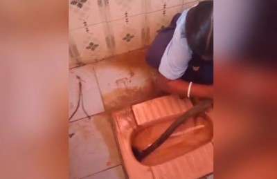 कर्नाटक के सरकारी स्कूल में शौचालय साफ़ करती दिखीं दो छात्राएं, बीते 2 महीनों में ऐसी तीसरी घटना