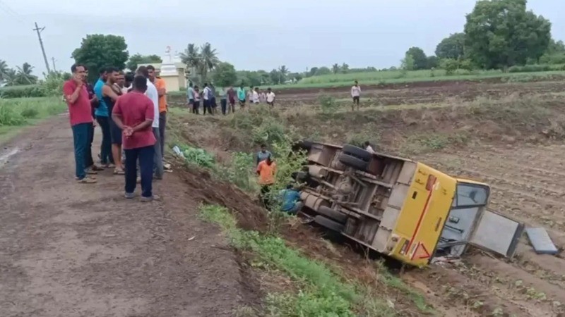 अहिल्यानगर में छात्रों से भरी बस बेकाबू होकर पलटी, 10 से 15 बच्चों के घायल होने की खबर