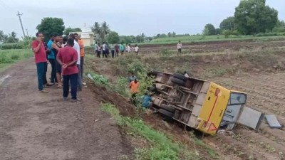 अहिल्यानगर में छात्रों से भरी बस बेकाबू होकर पलटी, 10 से 15 बच्चों के घायल होने की खबर
