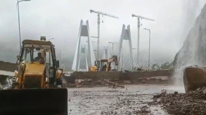 महाराष्ट्र में भारी बारिश से जनजीवन अस्त-व्यस्त, मुंबई-पुणे एक्सप्रेसवे के मिसिंग लिंक पर लैंडस्लाइड