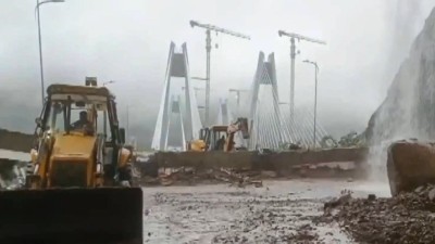 महाराष्ट्र में भारी बारिश से जनजीवन अस्त-व्यस्त, मुंबई-पुणे एक्सप्रेसवे के मिसिंग लिंक पर लैंडस्लाइड