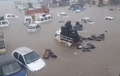 भारी बारिश के कारण पानी-पानी हुआ राजकोट, सड़कों पर सैलाब, 70 लोगों का किया रेस्क्यू