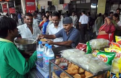 ट्रेन में यात्रा करने वालों के लिए खुशखबरी, अब मात्र 20 रुपये में मिलेगा खाना