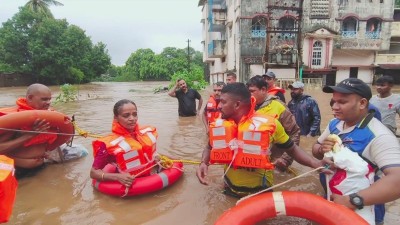 गुजरात में भारी बारिश का कहर, कई जिलों में बाढ़ जैसे हालात, हाई अलर्ट पर प्रशासन