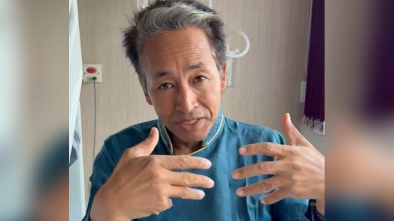 सोनम वांगचुक अस्पताल से डिस्चार्ज, लद्दाख लौटने से पहले राजघाट पर बापू को दी श्रद्धांजलि