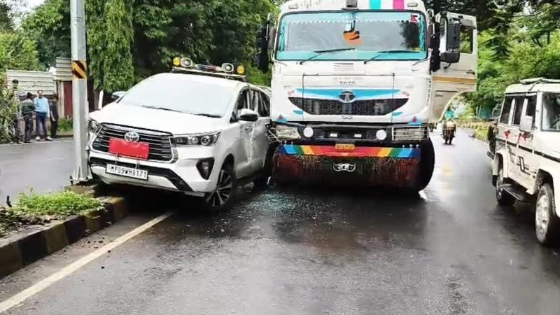 तेज रफ्तार डंपर ने जिला कलेक्टर की गाड़ी को मारी टक्कर