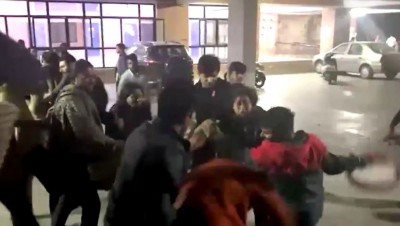 JNU में देर रात छात्रों के बीच छिड़ी जंग, चले जमकर लाठी-डंडे