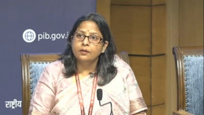 प्रेस ब्रीफिंग में सरकार का दावा : पेट्रोल-डीजल उत्पादन पर्याप्त, गैस सप्लाई भी जारी