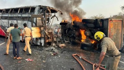 आंध्र प्रदेश में बस और ट्रक के बीच भीषण टक्कर, आग के कारण 13 यात्रियों की दर्दनाक मौत