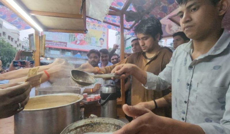 Pandit Dhirendra Krishna Shastri was seen making tea on the road and ...