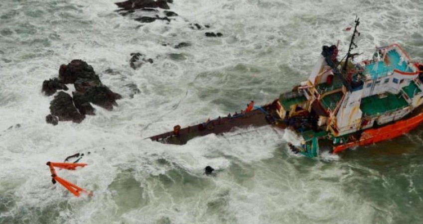 Tauktae Cyclone: Indian Navy Rescues 146 People, Rescue Operation ...