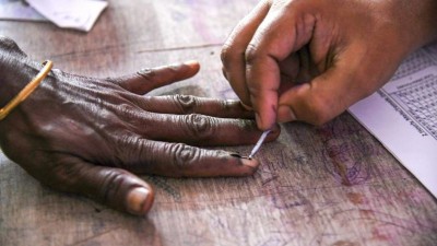 बिहार में जारी प्रथम चरण का मतदान लेकिन नहीं थम रहा सियासी घमासान