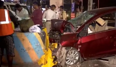 तेज रफ्तार कार ने टोल प्लाजा पर खड़ी कई गाड़ियों को मारी टक्कर, 3 की मौत
