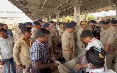 बिहार जाने के लिए सूरत रेलवे स्टेशन पर उमड़ा यात्रियों का सैलाब, भगदड़ में 1 की मौत, 4 बेहोश