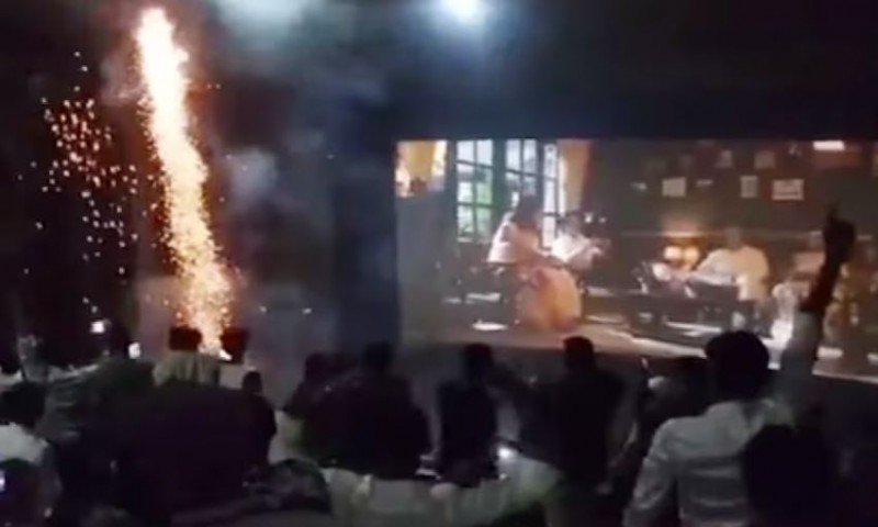 टाइगर-3 की स्क्रीनिंग के चलते अचानक थिएटर में पटाखे फोड़ने लगे फैंस और फिर जो हुआ...
