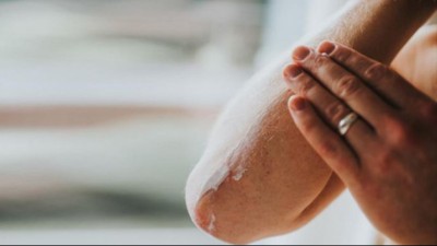 अपनी त्वचा से रूखापन को खत्म करने के लिए सर्दियों में करें ये काम