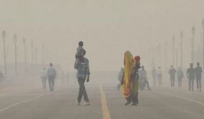 दिल्ली की हवाओं में जहरीलापन जारी, धुंध की चादर में लिपटी राजधानी
