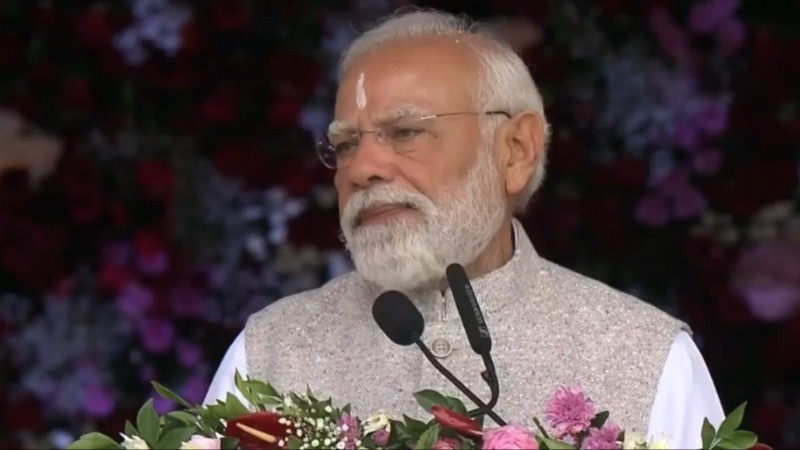 सत्य साईं बाबा के शताब्दी समारोह में शामिल हुए प्रधानमंत्री मोदी, स्मारक सिक्का और डाक टिकट जारी किया